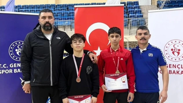 Eskişehirli sporcular güreşte Türkiye 3'üncüsü oldu