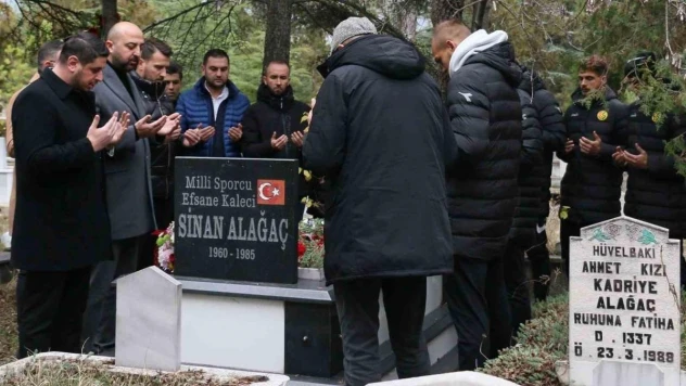 Eskişehirspor'dan, milli kaleci Sinan Alağaç'ın kabrini ziyaret