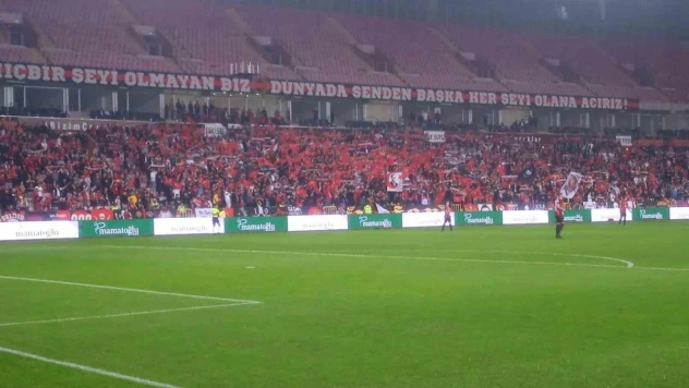 Eskişehirspor tribünlerinde Cumhuriyetin 100'üncü yıl coşkusu yaşandı