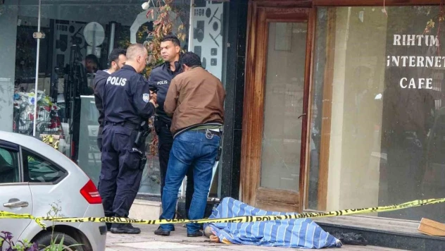 Esnafın uyuduğunu düşünerek üzerini örttüğü evsiz ölü bulundu