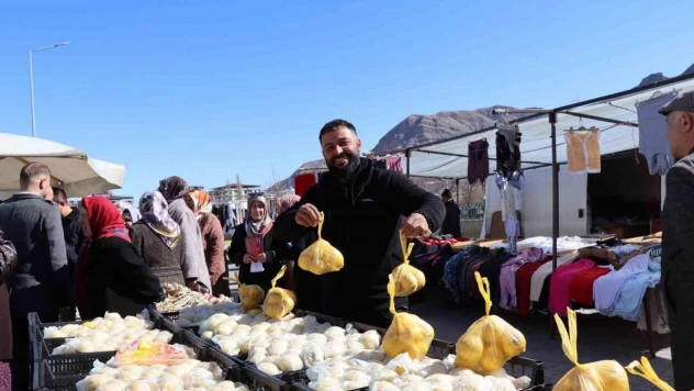 Esprileri hem güldürüyor hem limon satıyor