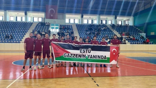 ESTÜ'den Filistin'e destek pankartı