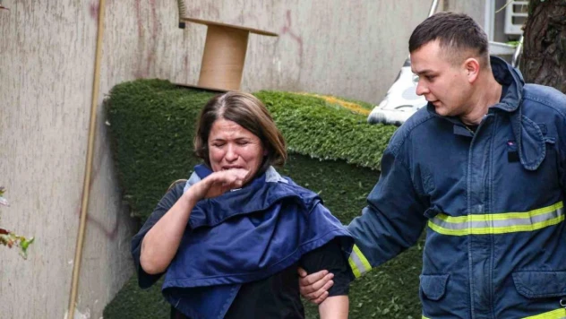 Evinde yangın çıkan kiracı gözyaşlarını tutamadı