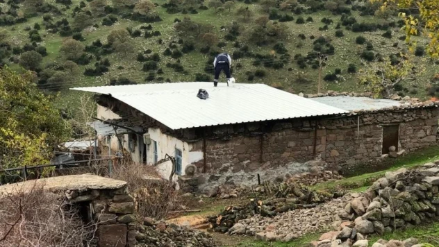 Evlerinin çatısı uçan ailenin imdadına Yunusemre Belediyesi yetişti