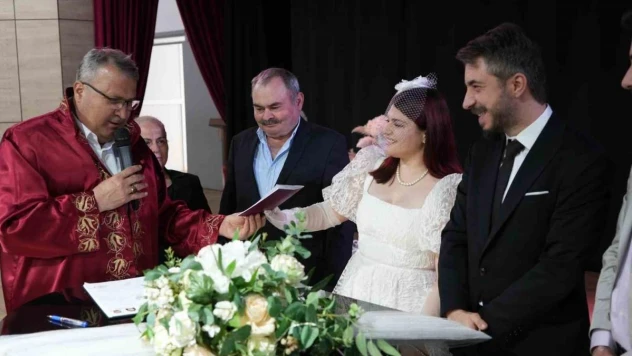 Evliliklerini taze tutmak için 29 Şubat'ı seçtiler