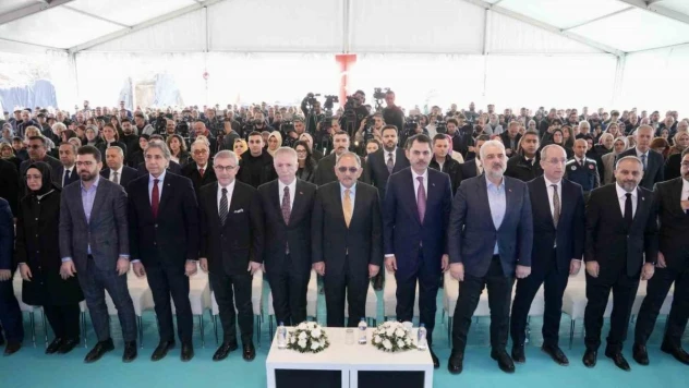 Eyüpsultan'da konuşan Kurum, 'Depreme dayanıksız binaları yıkarak çocuklarımız için güzel bir gelecek hazırlıyoruz'