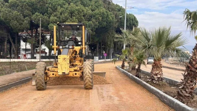 Ezine Belediyesi, Ezine Kamu Kampüsü ve Şehir Merkezi Bağlantı Yolu'nda sıcak asfalt çalışması başlattı