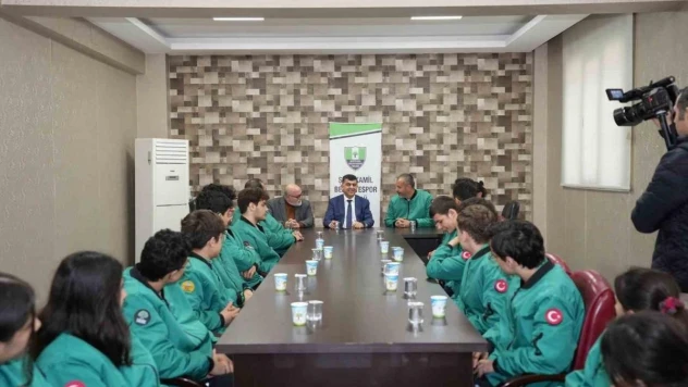 Fadıloğlu, şampiyon yüzücülerle bir araya geldi