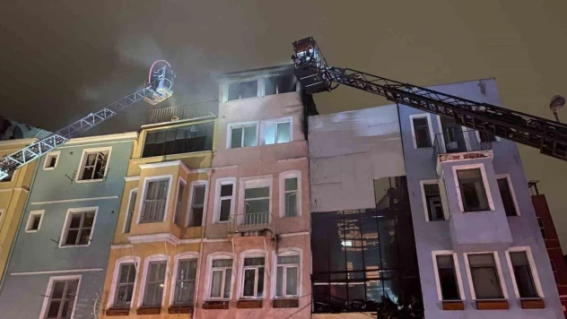 Fatih'te ahşap binada başlayan yangın yanındaki binaya da sıçradı