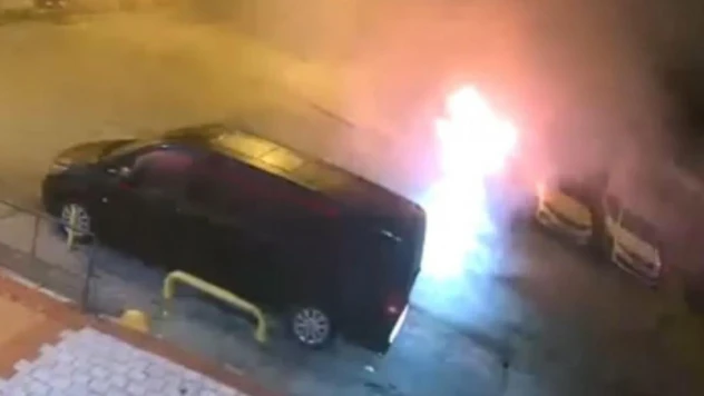 Fatih'te alevlere teslim olan otomobilde kundaklama şüphesi