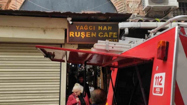Fatih'te ayakkabı deposunda çıkan yangın paniğe neden oldu