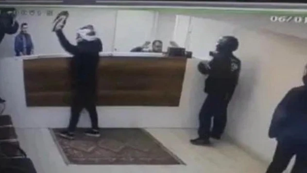 Fatih'te kargo şubesinde gasp girişimi kamerada