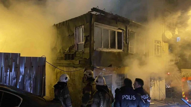 Fatih'te metruk bina alev alev yandı