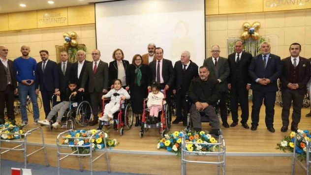 Fatma Şahin, engelli bireylere malzeme dağıtımında gözyaşlarına hakim olamadı