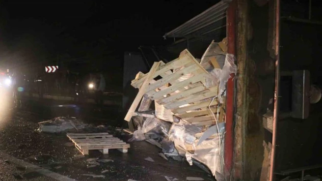 Fayans yüklü tırın devrildiği kazada karayolu tek yönlü trafiğe kapandı