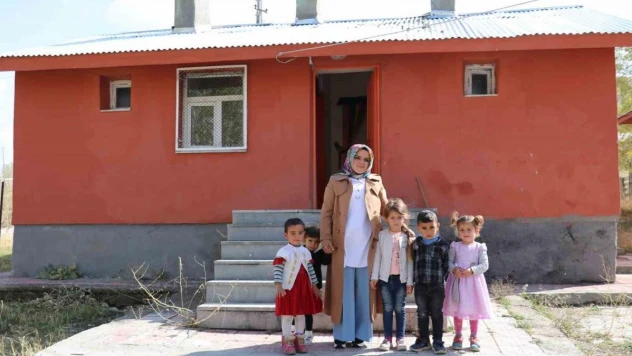 Fedakar öğretmen, köy okulunun deposunu sınıfa dönüştürdü