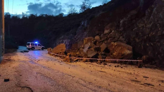 Fethiye'de Şiddetli Yağış Toprak Kaymasına Neden Oldu