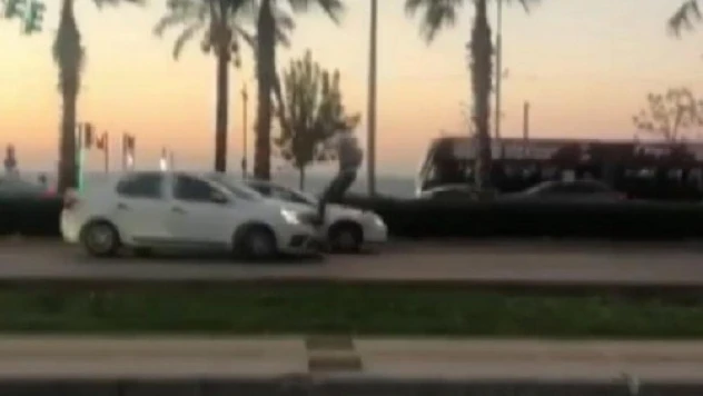 Film sahnesi değil gerçek: 'Seyir halindeki aracın üstüne böyle atladı'