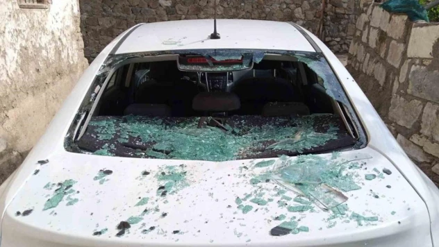 Elazığ'da fırtına... Otomobiller zarar gördü