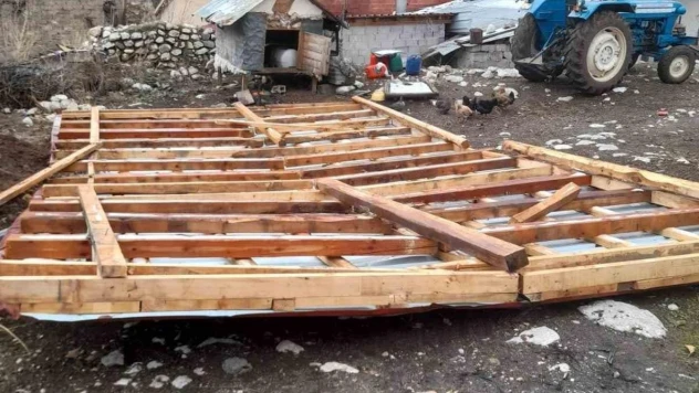 Fırtına evin çatısını uçurdu