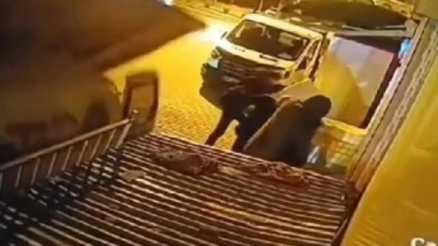 Fırtınada düşen çatının altında kalmaktan saniyelerle kurtuldu: O anlar kamerada