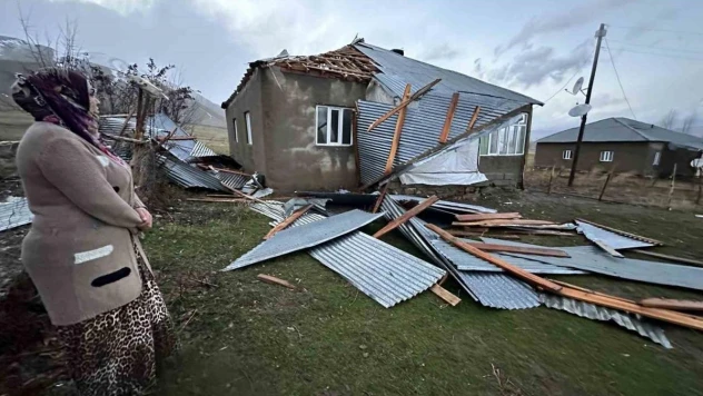 Fırtınada evlerinin çatısı uçan aile deprem zannederek kendilerini dışarı attı