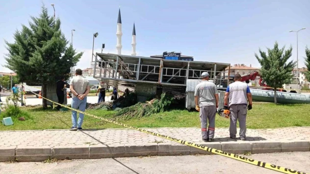 Fırtınanın devirdiği reklam panosunun altında kalan genç kız hayatını kaybetti