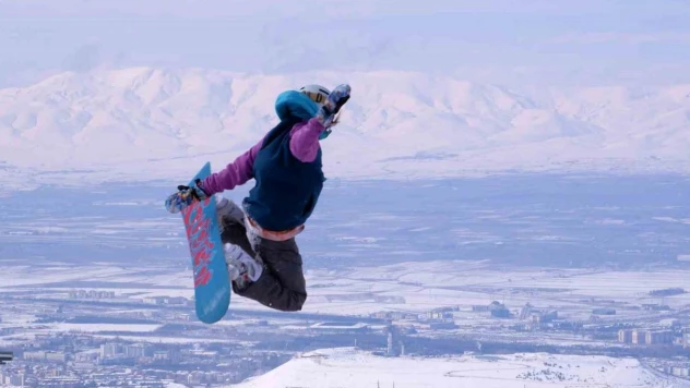 Freestyle akrobasi kayakçıları Palandöken'de nefes kesti