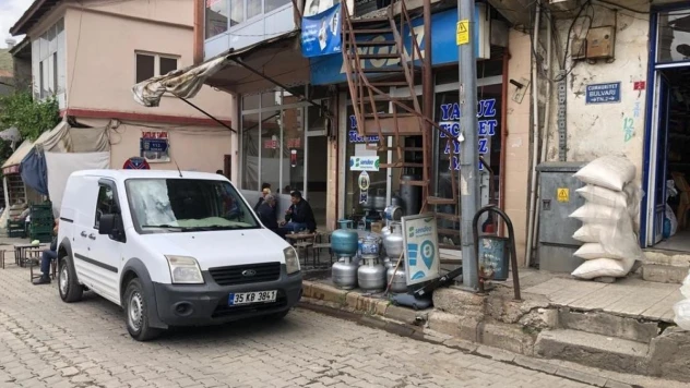 Fren yerine gaza basınca oturanların arasına daldı