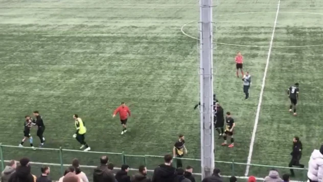 Futbolcular maçı bırakıp kavgaya tutuştu