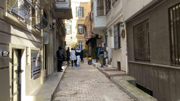 Galata'da şüpheli ölüm: Norveçli turist ölü bulundu, Yunan turist hastanede