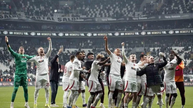 Galatasaray galibiyetini taraftarıyla kutladı