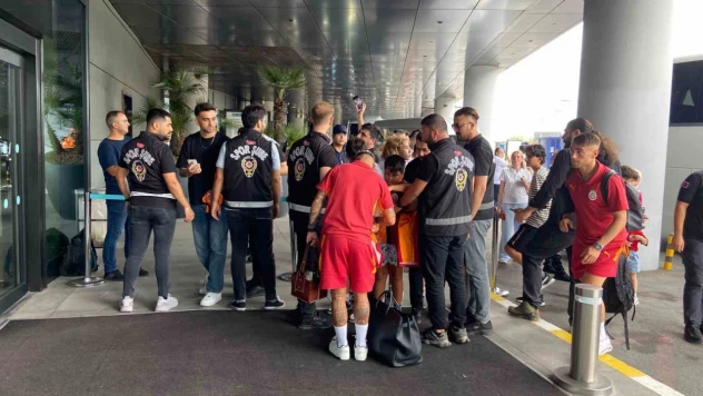 Galatasaray, ligin açılış maçı için Gaziantep'e gitti