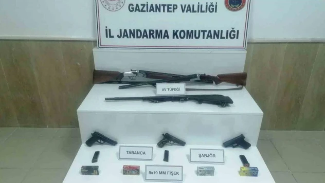 Gaziantep'te kaçak 5 tabanca ile 3 av tüfeği ele geçirildi
