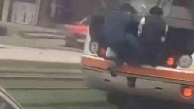 Gaziantep'te tramvayın arkasına tutunan iki çocuk canlarını hiçe saydı