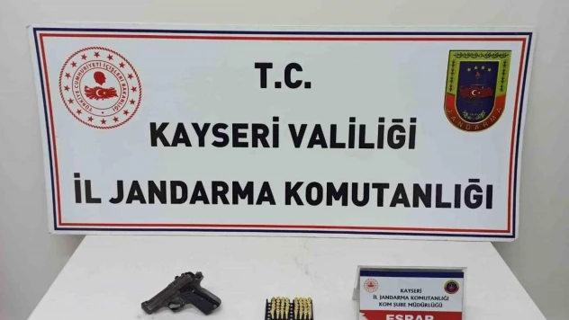 Gazinoda ruhsatsız tabanca ve uyuşturucu ele geçirildi