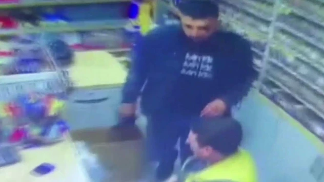 Gaziosmanpaşa'da dehşet anları kamerada: Silahlı soyguncu kasadaki 22 bin lirayı ve çalışanın üzerindeki bin lirayı gasp etti