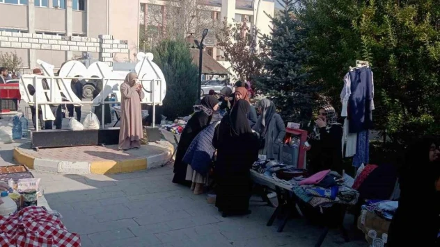 Gazze yararına hayır çarşısı kuruldu