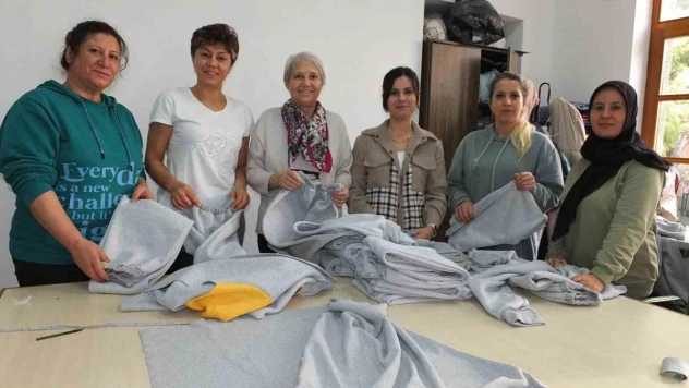 Gazzeli çocuklar üşümesin diye battaniye ve giysi dikiyorlar