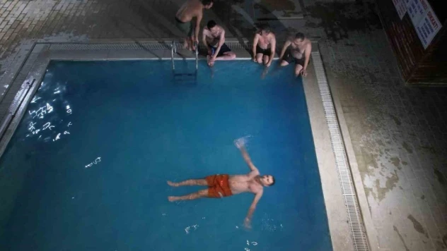 Gece ayazında termal havuz keyfi