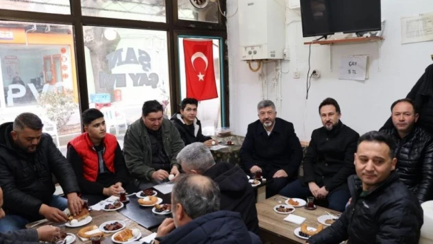 Gediz'de esnaflarla çay simit sohbetleri devam ediyor