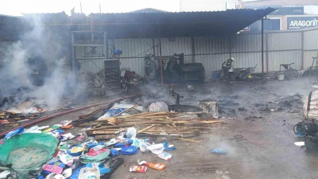 Gediz'de hurdalıkta çıkan yangın hasara neden oldu