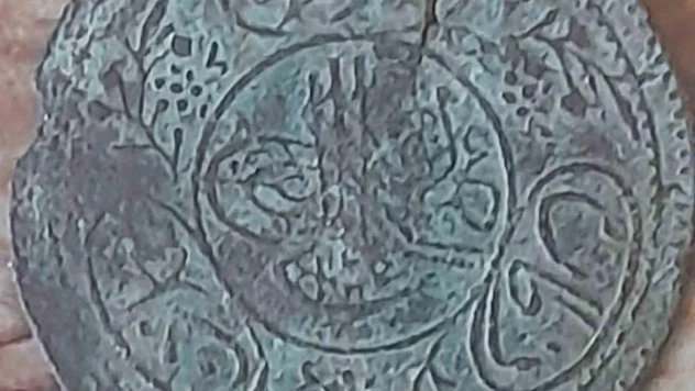 Gediz'de mezar kazarken buldukları madalyonu kaymakamlığa teslim ettiler