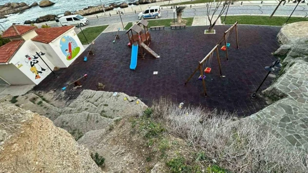 Gelibolu'da kayalıklardan düşen çocuk ağır yaralandı