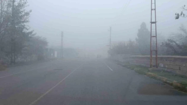 Gemerek'te sis etkili oldu, görüş mesafesi 10 metreye düştü