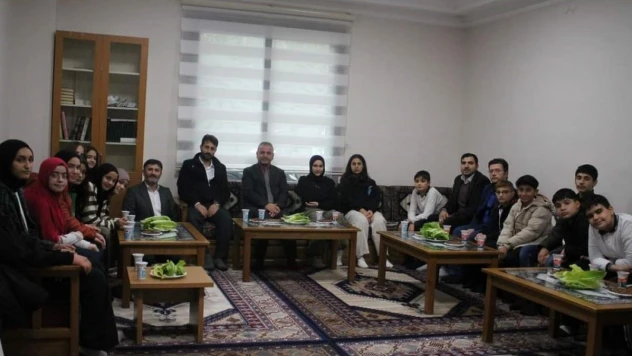 Gençler ve yaşlılar arasında gönül köprüleri kuruluyor