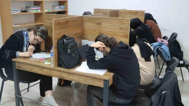 Gençlik merkezlerinde ders çalışıp sanat öğreniyorlar