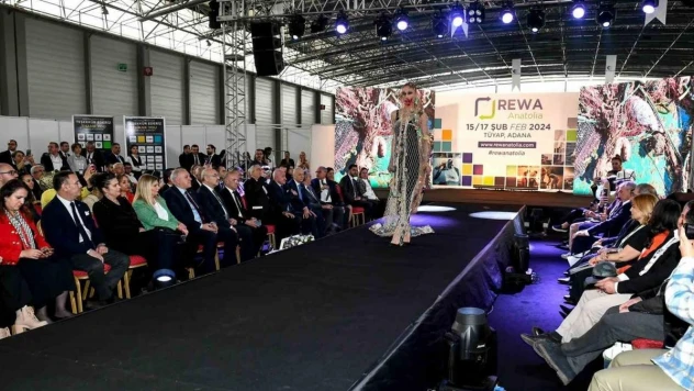 Geri dönüşüm malzemelerinden kıyafet defilesi düzenlediler