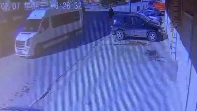 Geri giden minibüs yaşlı adamı ezdi, o anlar kameraya yansıdı