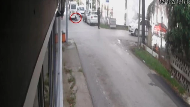 Geri manevra yapan öğrenci servisinin altında kalan kadın ağır yaralandı